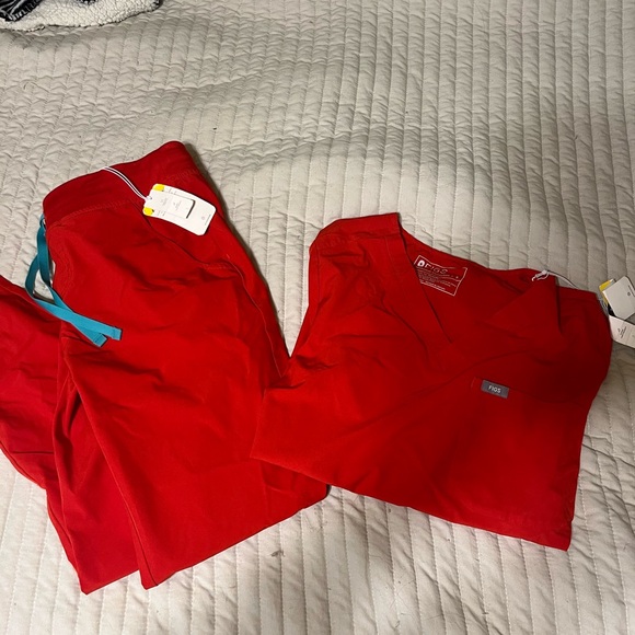 fionlite red figs scrubs - Picture 2 of 3